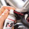 Application de Boeshield T9 sur le cadre de vélo