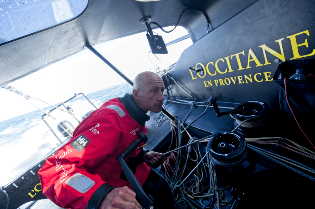 Armel Tripon dans le cockpit très protégé du nouveau bateau avec lequel il va courir le Vendée Globe. ©Pierre Bourras