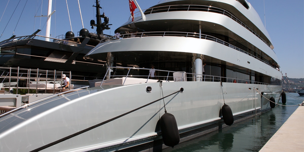 Fendertex fenders on yacht